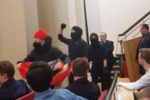 Atac-SURPRIZĂ al unui grup de protestatari mascaţi, în Londra. S-au „împărţit” pumni şi BOMBE FUMIGENE