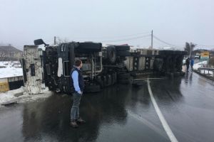 Un tir s-a rasturnat pe DN2A la iesire din localitatea Crucea, judetul Constanta. Traficul este blocat in zona 