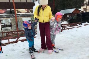 Elena Basescu, insarcinata, cu copiii la Predeal la ski. Ea nu schiaza (galerie foto)