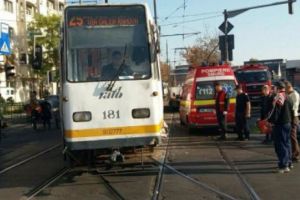 Evenimente ȘOCANTE într-un tramvai din Timişoara. O femeie a fost TĂIATĂ de concubinul ei