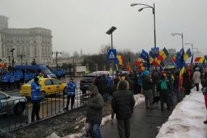 VIDEO – Protest în faţa Parlamentului. Sunt protestatari şi de la Sibiu