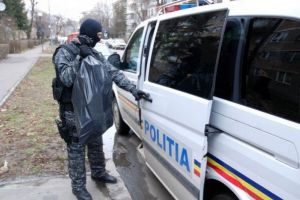 Percheziţii în Valcea şi în alte judeţe la persoane bănuite de infracţiuni economice
