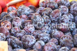 Prunele sunt o sursa importanta de vitamina C. Fiecare fruct contine 7% din aportul recomandat zilnic unei persoane