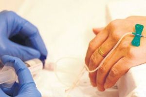 Soluţie doar pe termen scurt. România cumpără 10.000 de flacoane de imunoglobulină