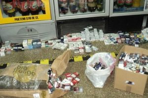 Hoţi de mici. Patru tineri au fost prinşi după ce au spart mai multe magazine