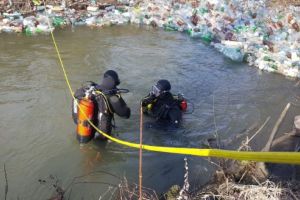 Cadavrul unui bătrân înecat în pârâul Cerna, descoperit de un câine de căutare