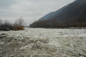 Cod galben de inundaţii pe Someşul Mare. Cresc debitele râului după încălzirea bruscă a vremii