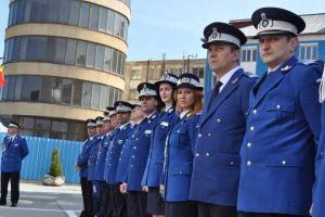 Jandarmii primesc bani în plus pentru că „stau în ploaie şi ascultă cum suflă unii în vuvuzelă”