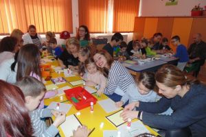 FOTO. Copilăria, retrăită pentru o zi de părinţi şi educatoare, alături de preşcolari, la Grădiniţa ”Dumbrava Minunată” din Alba Iulia