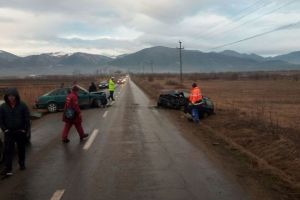 FOTO Accident cu doi răniţi, miercuri dimineaţa, între Cristian şi Orlat