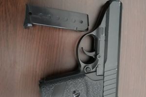 Elev de clasa a XI-a, prins cu pistolul la şcoală