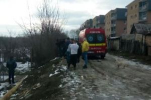 CLUJ: Descoperire macabră la Turda. Un bărbat de 60 de ani şi-a pus capăt zilelor în grădina din spatele blocului