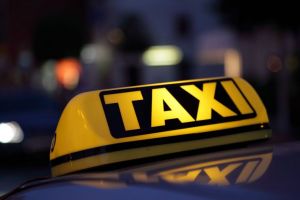 Poliţiştii din Alba Iulia, cu ochii pe taximetrişti: Acţiune de verificare a transportului de persoane soldată cu amenzi de peste 9.000 de lei