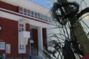 Proprietarii cablurilor de pe stâlpii Reşiţei, aşteptaţi la Primărie până în 31 martie!