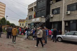 DÂMBOVIȚA: Trei persoane au fost reţinute în urma percheziţiilor de la Înmatriculări, suspectate de luare de mită şi trafic de influenţă