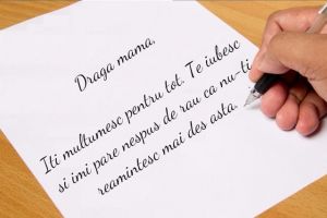 Se strang scrisori catre mame, in centrul Timisoarei. Cei de la Look Inside le vor expedia