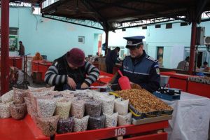 Razii masive în pieţele din Satu Mare. Comercianţii, controlaţi de poliţişti