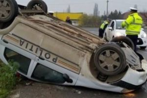 Accident. Doi poliţişti s-au răsturnat cu autospeciala de Poliţie