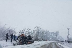 O şoferiţă grăbită, s-a răsturnat cu maşina în care se afla şi fiul ei minor