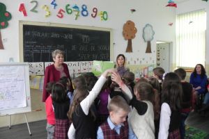 FOTO: Moment aniversar la Școala Gimnazială nr.3 Cugir. Cum au sărbătorit copiii din ,,Clasa fluturaşilor” 100 de zile de step by step