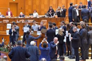 USR salvează LINIŞTEA ROMÂNILOR. Dacă nu au SONOMETRU, agenţii CONSTATATORI pot da AMENZI pe baza PROPRIILOR SIMŢURI