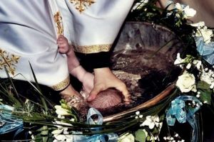 Un băieţel a murit în timpul slujbei de botez. A făcut stop cardio-respirator