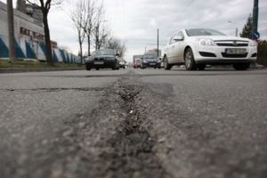 Ati vazut gropi pe un drum judetean? Faceti o poza! Facem colectie de „stricaciuni”,  dupa zapada