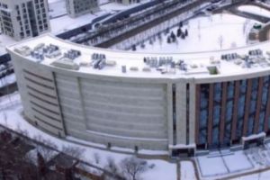 Un bloc FĂRĂ FERESTRE spre sud, ca locatarii să nu poată vedea în curtea vilei de lux a vicepremierului rus. Video, foto