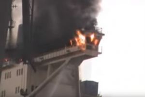Incendiu violent in port. Una dintre cele mai mari si mai moderne nave port-container a fost cuprinsa de flacari. Un marinar roman, la bordul navei