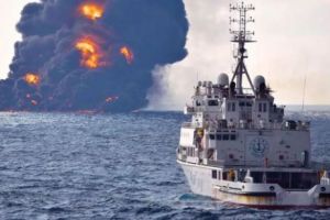 O navă-cargo la bordul căreia se afla şi un marinar român a luat foc în Marea Arabiei. Patru navigatori sunt daţi dispăruţi