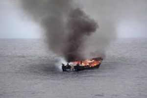 INCENDIU VIOLENT la BORDUL unui VAS aflat în larg. Un ROMÂN se afla în ECHIPAJ. SITUAȚIE CRITICĂ în Marea Arabiei