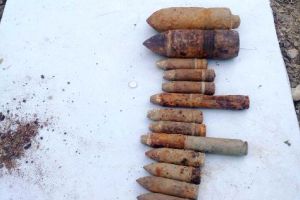 FOTO: Zi plină pentru pirotehnişti. 13 proiectile descoperite la Pufeşti, alte două la Petreşti şi Focşani