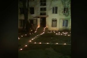 VIDEO: Locatarii de la G2 au aprins sute de lumânări în faţa blocului