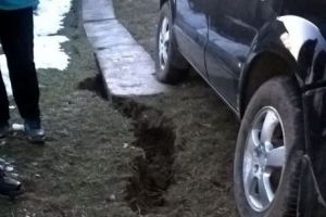 Mai multe persoane, evacuate după o alunecare de teren în Prahova. Pământul s-a surpat o pe suprafaţă de aproape 2 kmp 