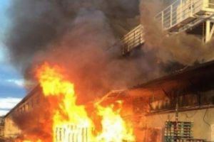 Un magazin Carrefour a luat foc: Pompierii încearcă să limiteze pagubele / VIDEO