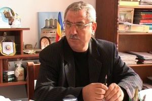 Primaria Mirsolava a platit 10.000 de euro pe zi pentru oamenii „sistemului”. Banii pentru „hartoage ” la nepotul lui Vosganian si consilierul lui Fenechiu