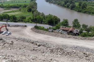 Gurvernul expropriază familia „dintre drumuri”