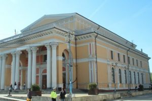 Casa de Cultură Hunedoara e victima unui blocaj administrativ. Primarul Hunedoarei arată cu degetul spre angajaţii Consiliului Judeţean