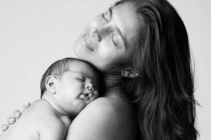 Contribuţiile datorate de mame şi de persoanele aflate în concediu medical, plafonate de Guvern