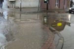 Cod galben emis de hidrologi. Cresc apele şi pe străzile din oraşe