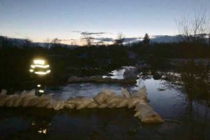 Pompierii militari s-au mobilizat, la Drăgăneşti, pentru evacuarea apei din gospodăriile oamenilor