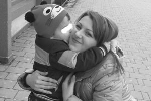 Curg RÂURI de LACRIMI! De 8 Martie, o mogâldeaţă de trei anişori nu mai are cui să-i ureze „La mulţi ani”