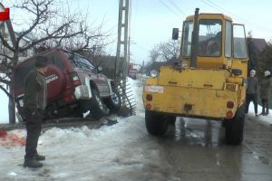 Tânăr strivit de temelia unui gard, după o coliziune între două autoturisme