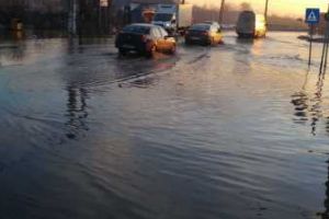 Apa acumulată pe carosabil a închis DJ503 Drăgăneşti Vlaşca-Botoroaga