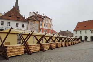 FOTO Standuri amplasate în Piaţa Mică pentru vânzarea de produse hand made şi suvenire