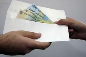 Agent de poliţie prins în flagrant când încerca să ia mită