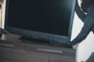 Trei suspecţi de furturi din locuinţe, reţinuţi de poliţiştii cărăşeni