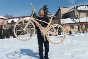Un ARĂDEAN realizează cele mai uşoare BICICLETE din LUME