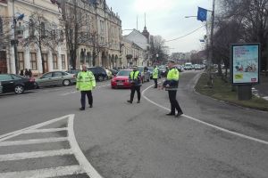 FOTO&VIDEO. De 8 Martie, poliţiştii au împărţit flori şoferiţelor din Satu Mare