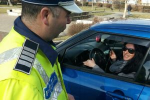 Flori pentru doamne şi domnişoare din partea poliţiştilor bistriţeni (FOTO)